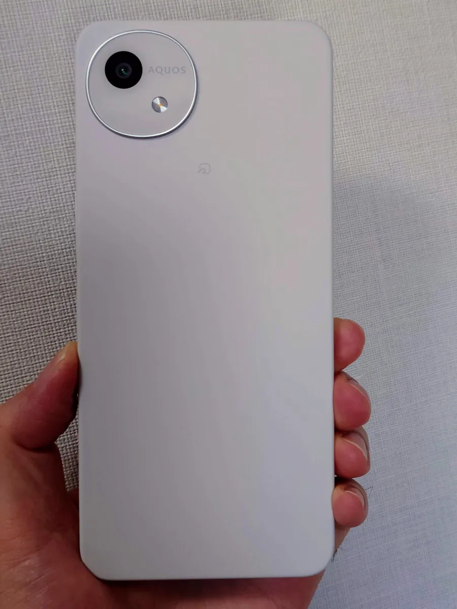 AQUOS wish5の背面実機を手に持った様子 マット質感と角の取れたフォルムを確認