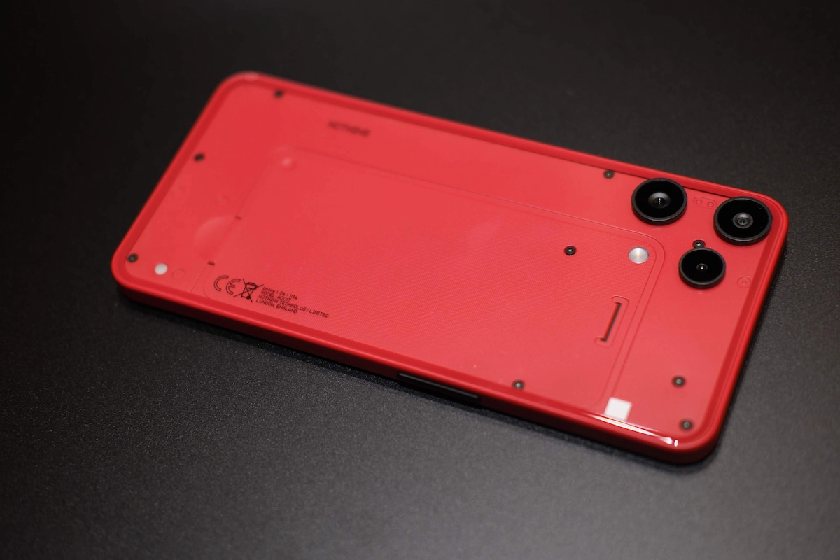 斜めから見たNothing Phone (3a) Lite。カメラバンプの処理と側面の赤色フレーム