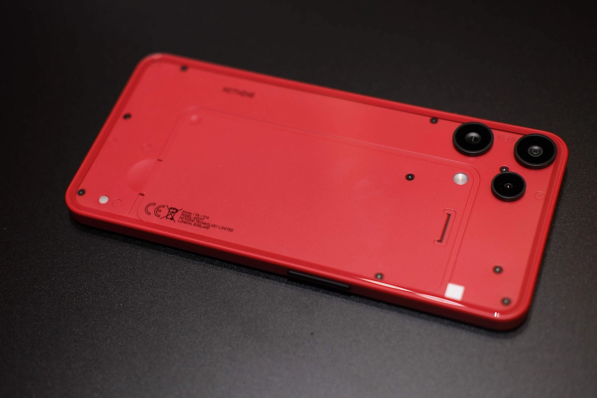 Nothing Phone (3a) Lite レッドの全体像。鮮やかな赤と背面のメカニカルなデザイン