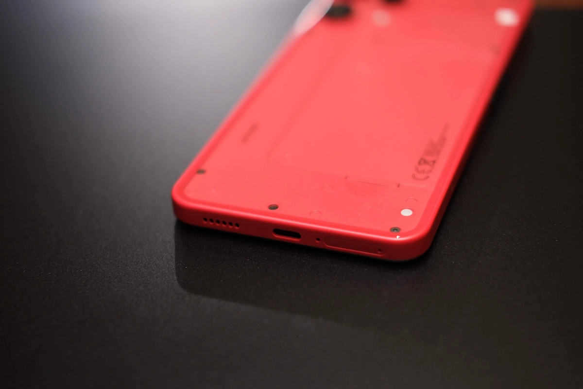 底面のUSB-Cポート、SIMスロット、スピーカーホールの配置