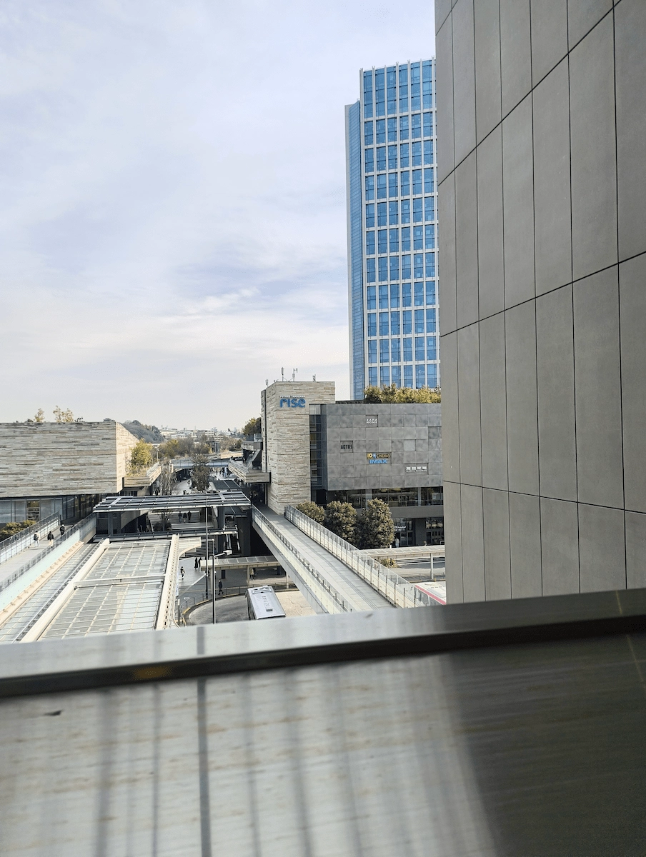 二子玉川ライズの高層ビルと連絡デッキの奥行き・抜け感をPhone(3a) Liteで広角撮影した作例写真