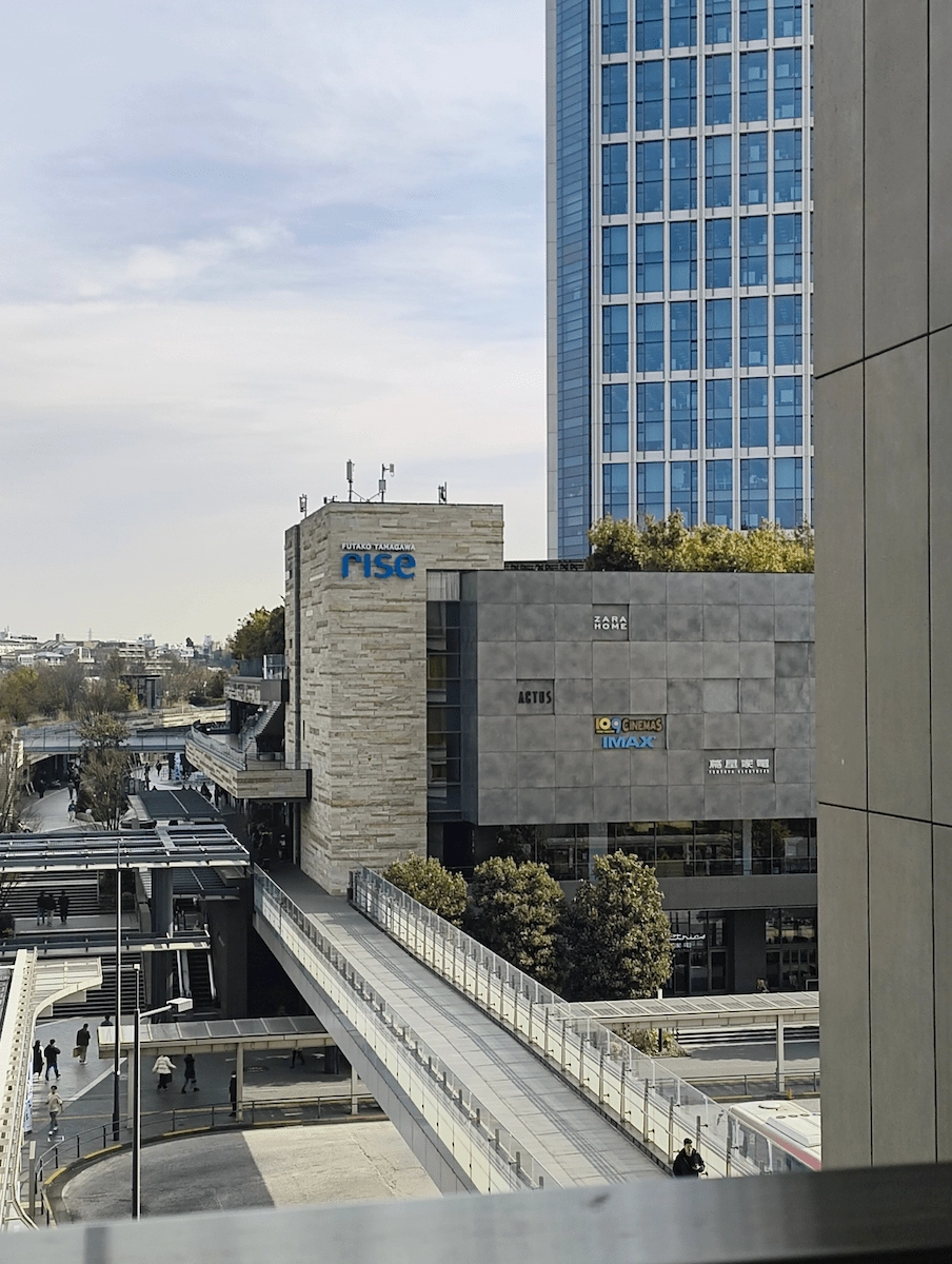 二子玉川ライズの建物と空のグラデーション階調と色味をPhone(3a) Liteで自然に撮影した作例写真