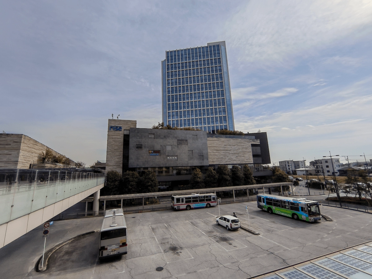 広い空と二子玉川ライズをPhone(3a) Liteで撮影した超広角ワイドの周辺歪み比較用としての作例写真