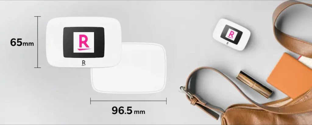 Rakuten WiFi Pocket Platinumのサイズ96.5×65mmを示す図とバッグに収まる小型感