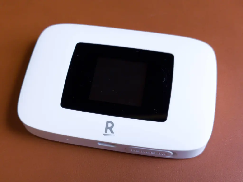 Rakuten WiFi Pocket Platinum本体の正面近影とnanoSIMスロットを示す実機写真