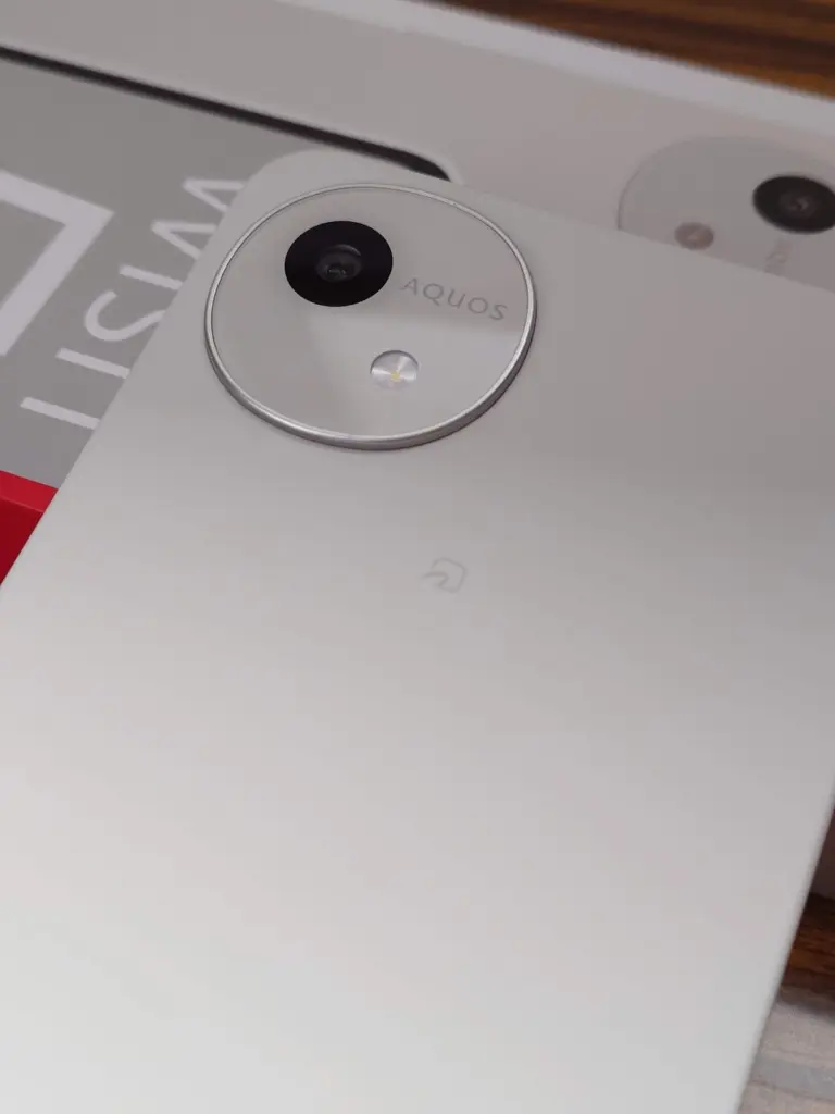 AQUOS wish5背面カメラ部の拡大。リング形状とAQUOSロゴを確認