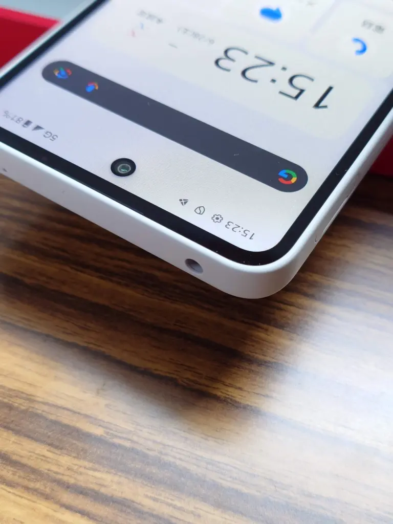 本体下部のUSB-C端子とスピーカー穴。外観ディテールの接写