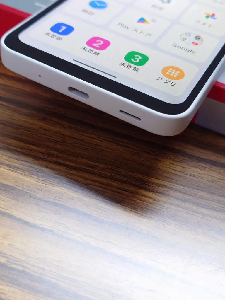 aquos-wish5-front-display-punchhole-closeup