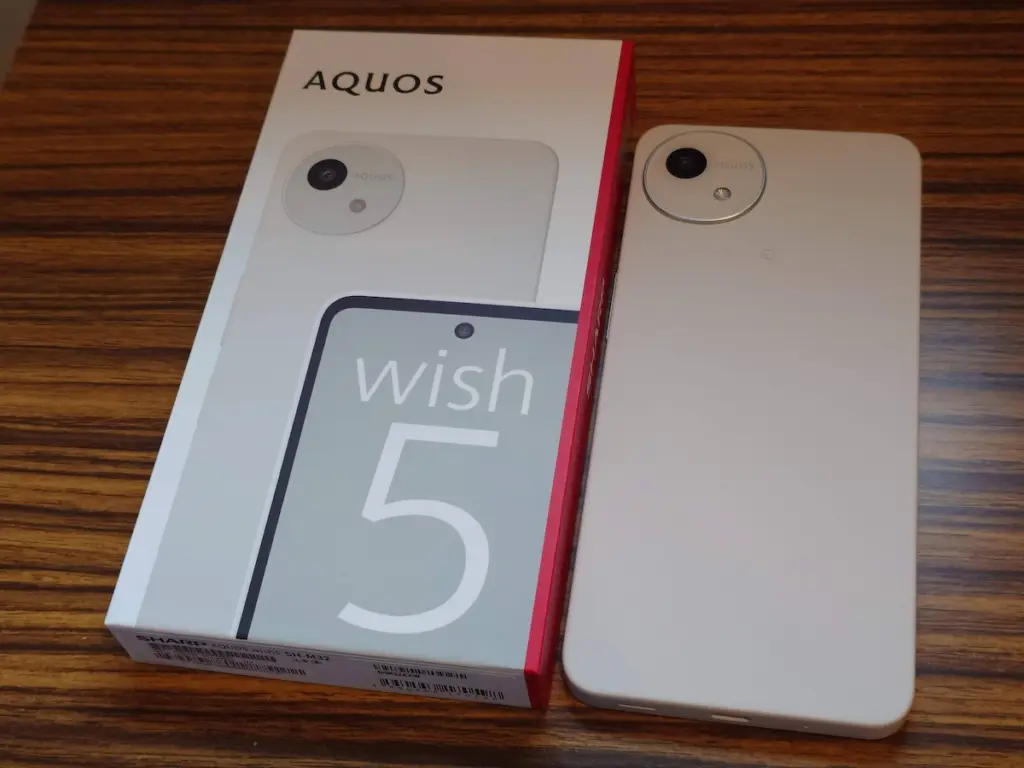AQUOS wish5本体と外箱を並べた写真。背面デザインとカラーを確認