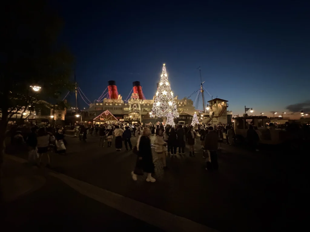 夜の東京ディズニーシー。ライトアップされた巨大なクリスマスツリーとS.S.コロンビア号の夜景。