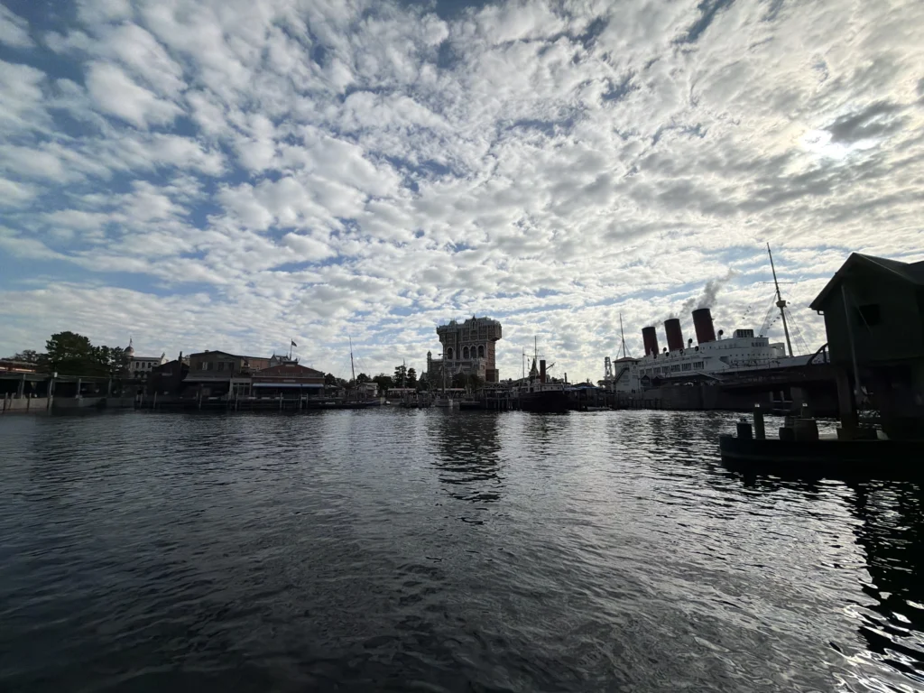 東京ディズニーシーのメディテレーニアンハーバー。タワー・オブ・テラーとS.S.コロンビア号を望む昼間の風景。