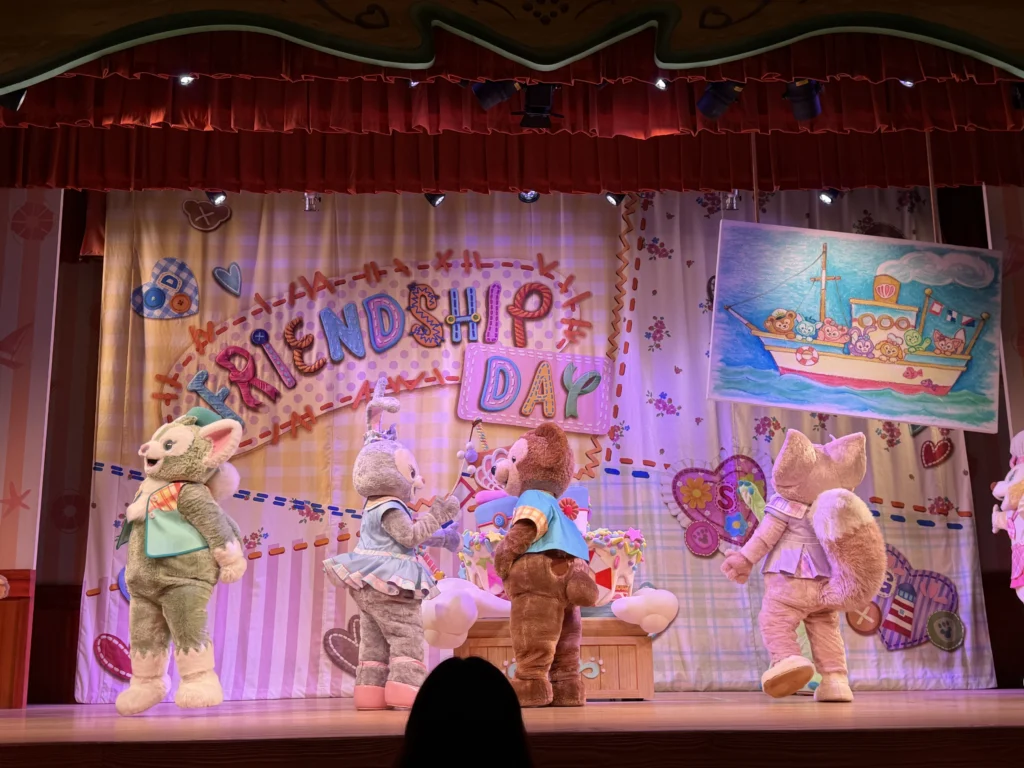 ダッフィー＆フレンズのワンダフル・フレンドシップ。ダッフィー、シェリーメイ、ジェラトーニ、リーナ・ベルが登場するケープコッドのステージショー。